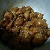 步骤图:把鸡块用调料和酱油拌匀，放冰箱里腌制1小时