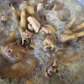 步骤图:添热水盖过鸡块，熬煮